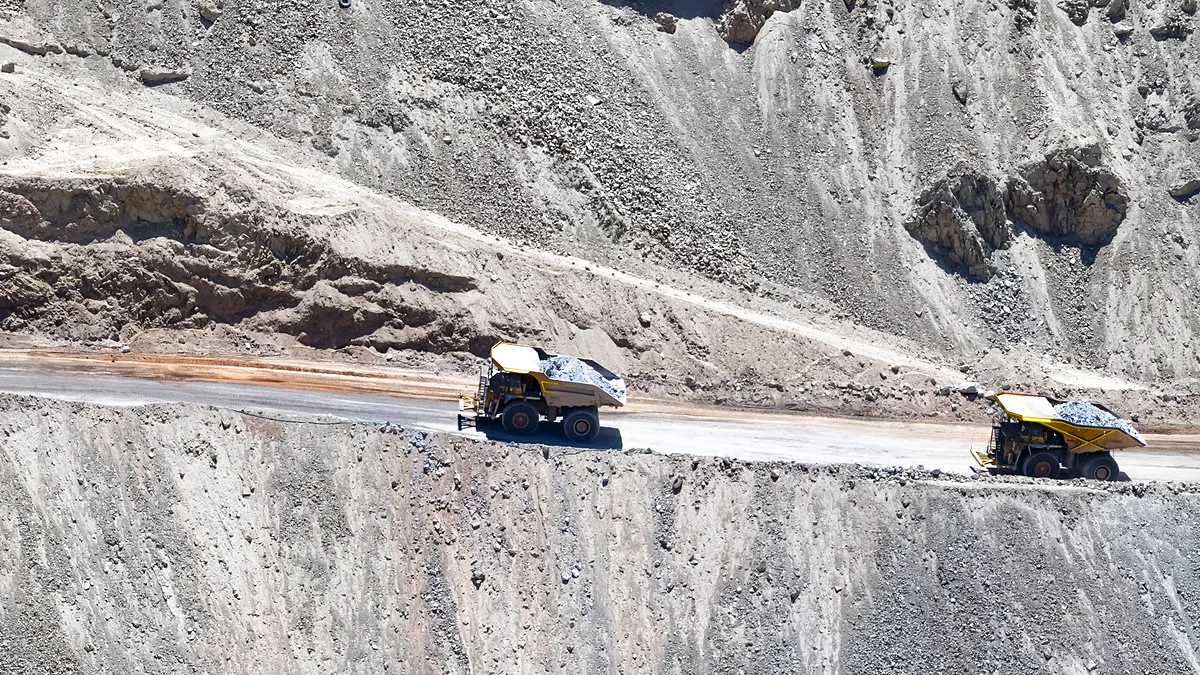 Camiones mineros cargados en una mina de cobre a rajo abierto en Chile