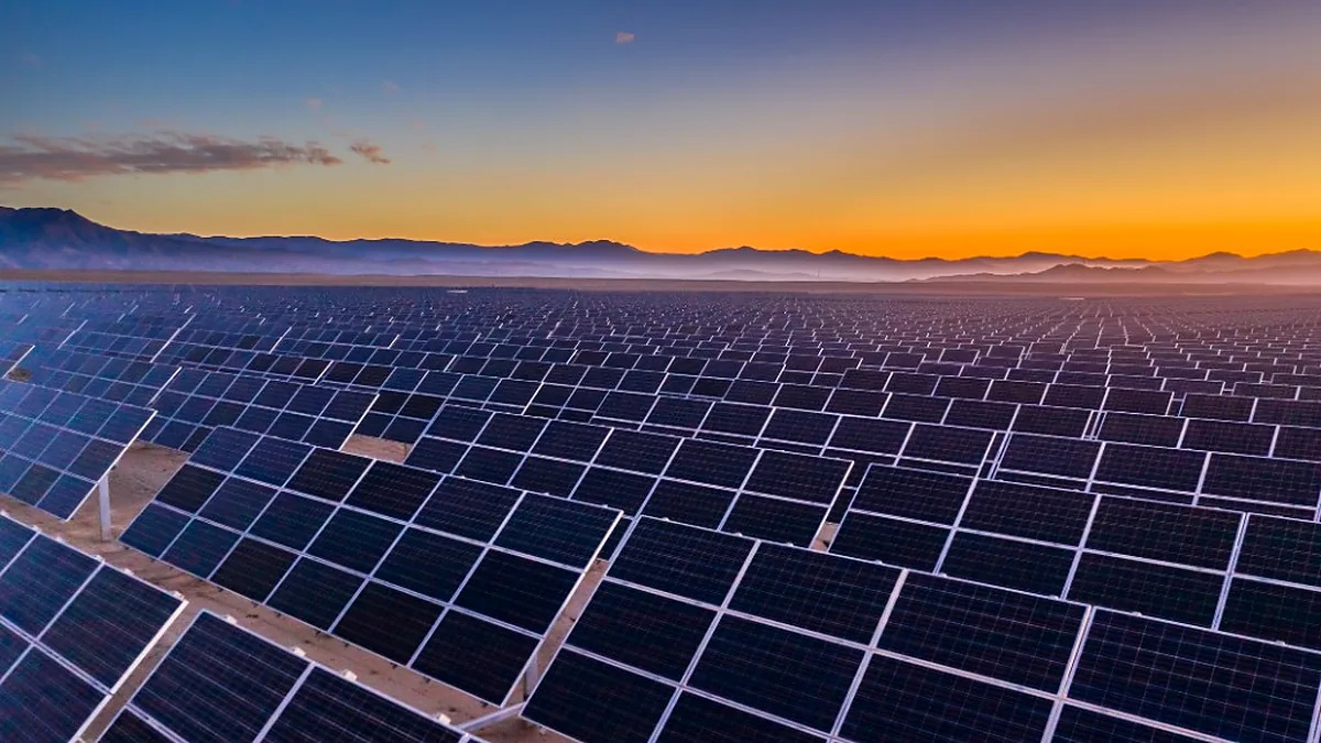 Planta solar en el desierto de Atacama Planta fotovoltaica en el desierto de Atacama, Chile, al atardecer.