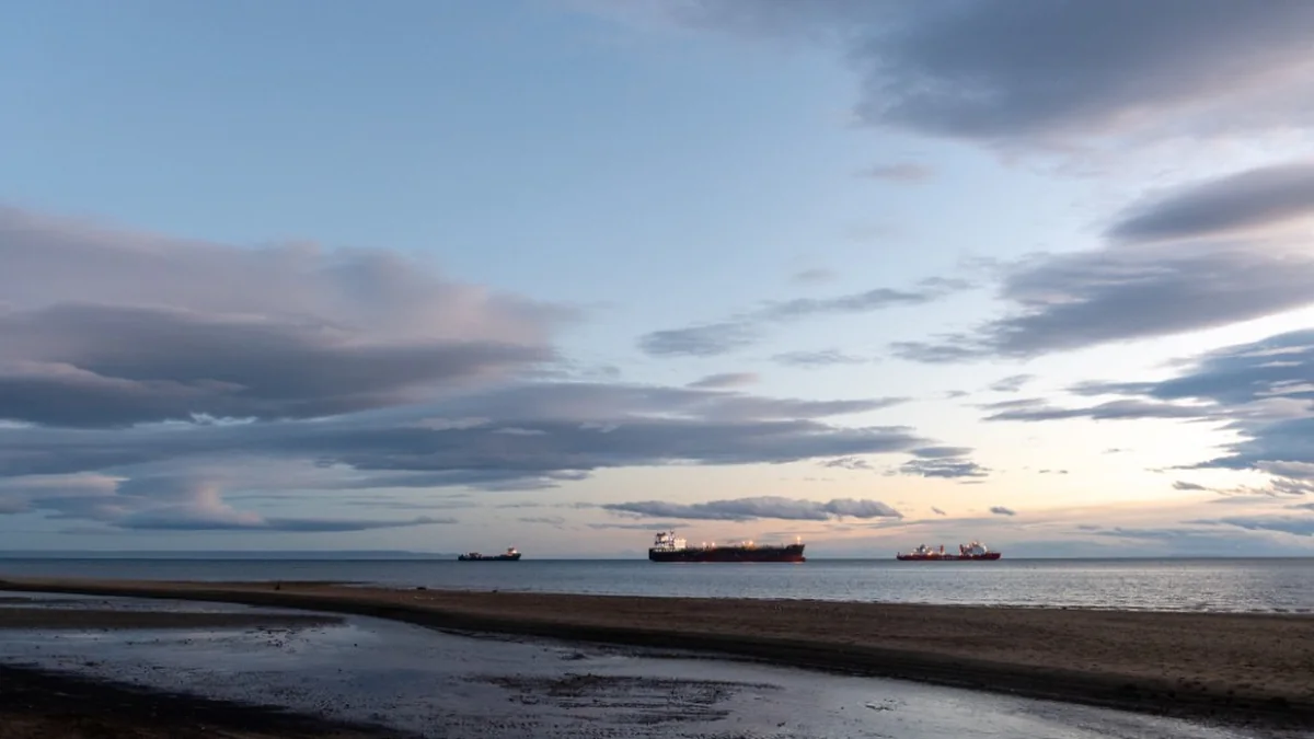 Estrecho de Magallanes frente a Punta Arenas Estrecho de Magallanes frente a Punta Arenas, con buques en el paso.