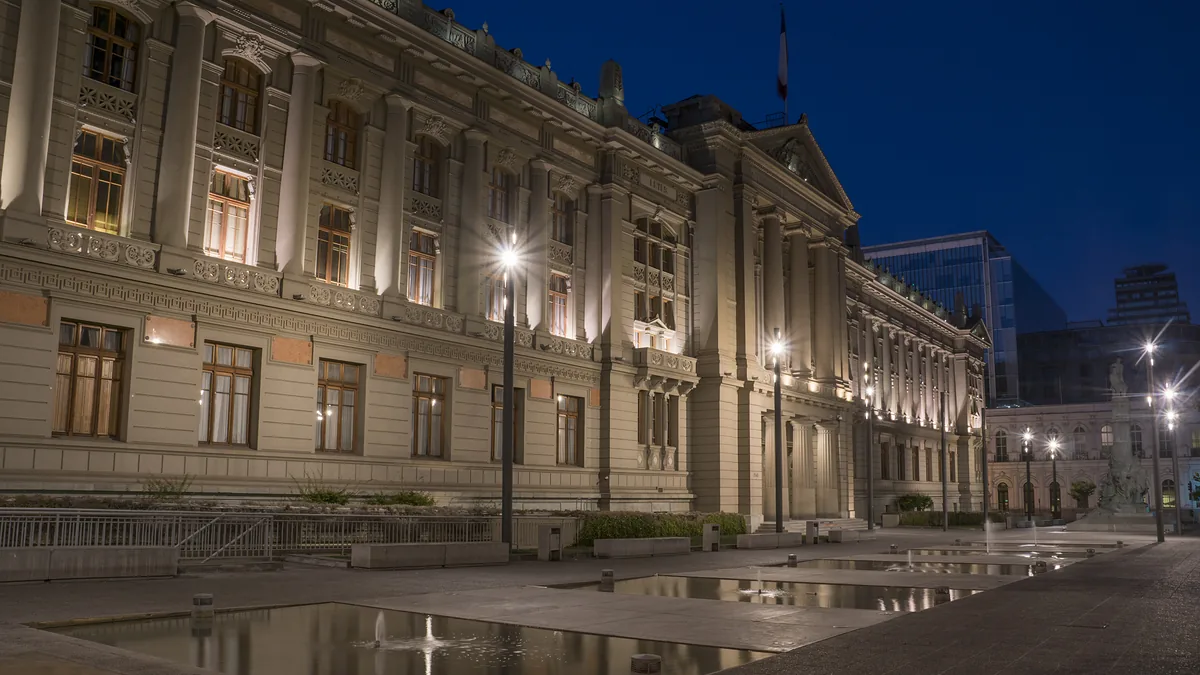 Palacio de los Tribunales de Justicia, Santiago Palacio de los Tribunales de Justicia, en Santiago, de noche.