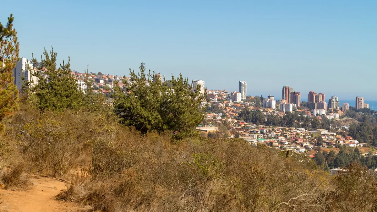 Interfaz urbano-rural en Chile: viviendas y cerros junto a vegetación seca