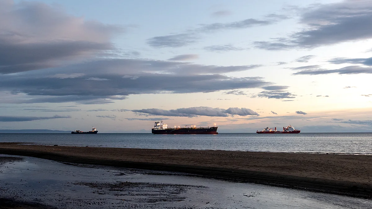 Buques en el Estrecho de Magallanes frente a Punta Arenas